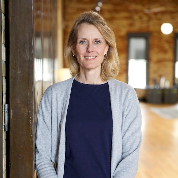 Julie Smith Headshot